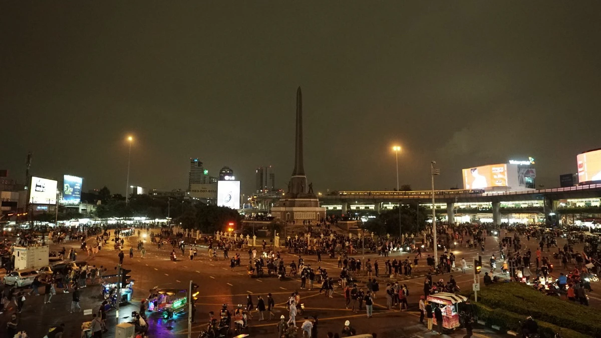 ม็อบยุติการชุมนุมที่อนุสาวรีย์ชัยฯแล้ว มวลชนทยอยออกจากพื้นที่