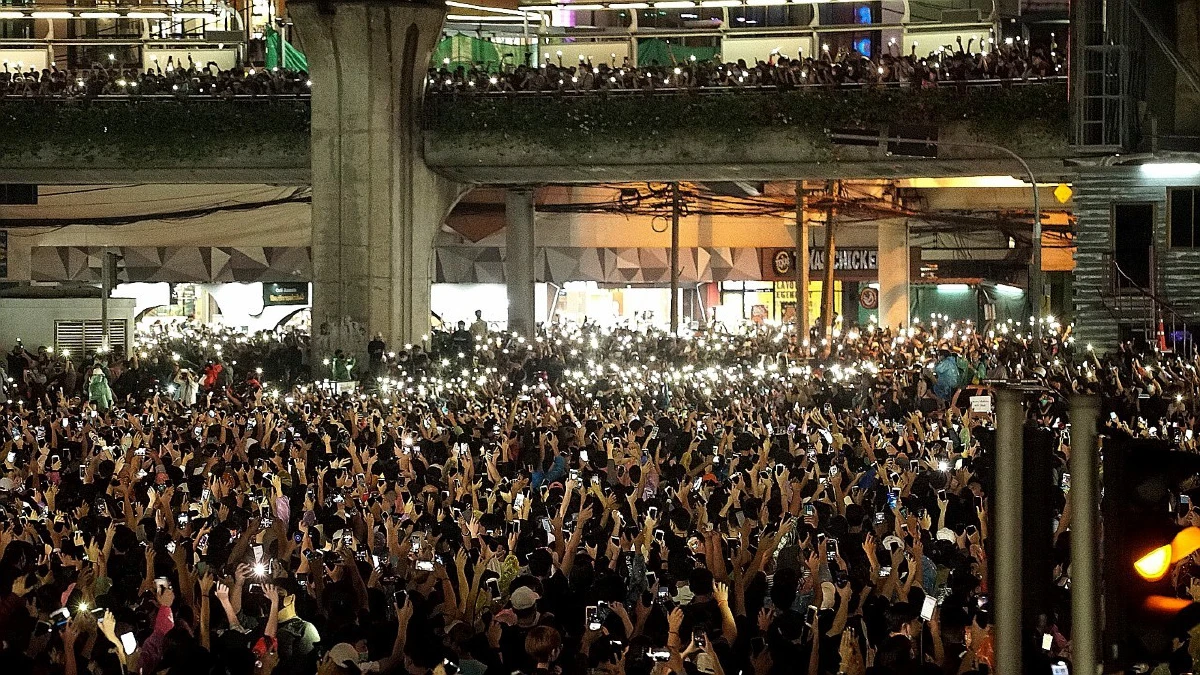 ม็อบยุติการชุมนุมที่อนุสาวรีย์ชัยฯแล้ว มวลชนทยอยออกจากพื้นที่