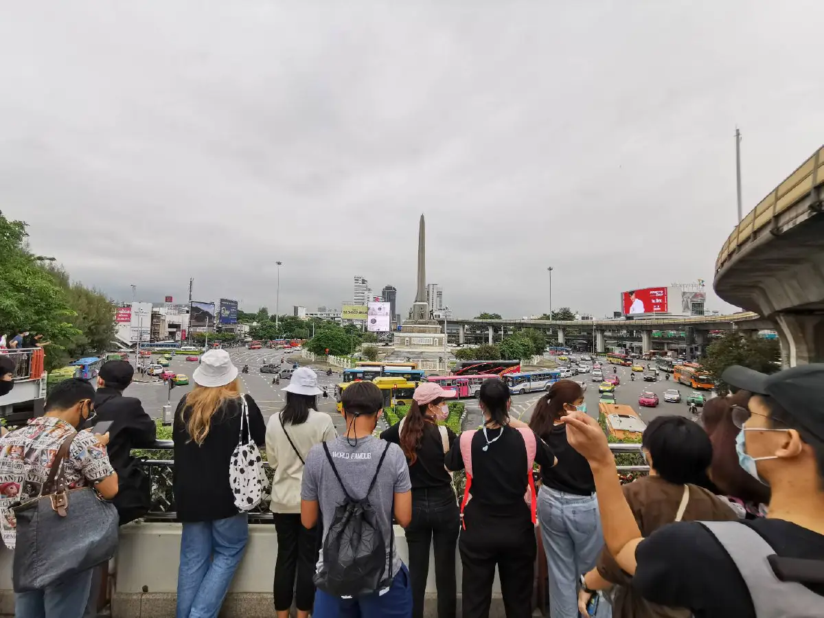 ผู้ชุมนุมเริ่มทยอยรวมตัวที่อนุสาวรีย์ชัยสมรภูมิ