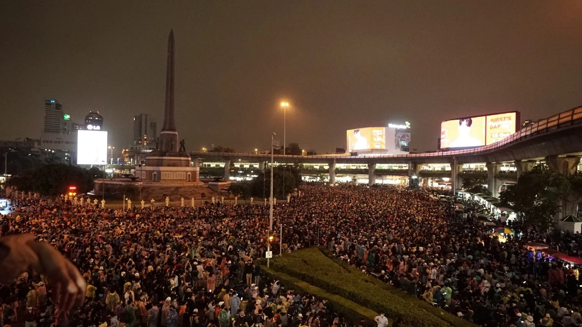 ม็อบยุติการชุมนุมที่อนุสาวรีย์ชัยฯแล้ว มวลชนทยอยออกจากพื้นที่