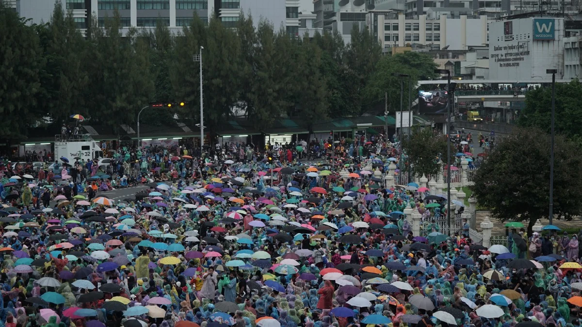 ภาพมุมสูง "กลุ่มราษฎร" ปักหลักชุมนุมที่อนุสาวรีย์ชัยฯ