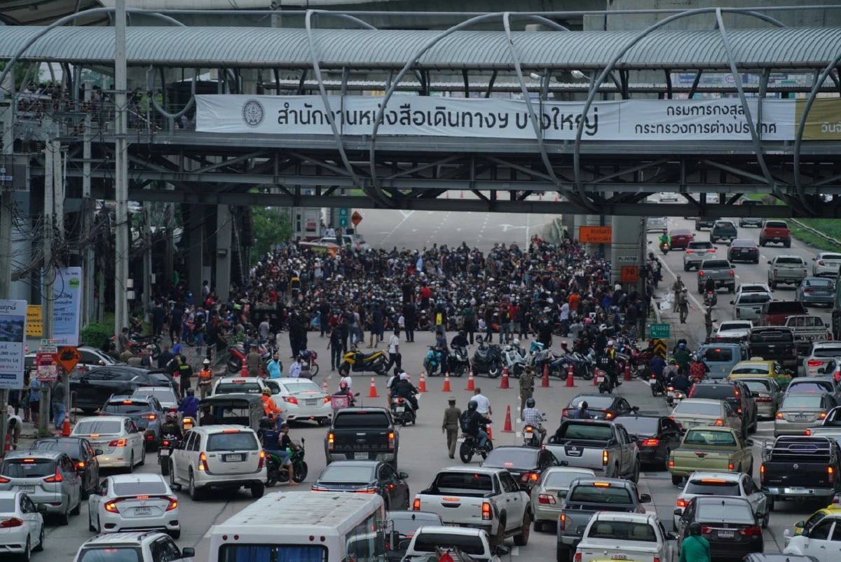 กลุ่มราษฎรรวมตัวชุมนุมใกล้สามแยกบางใหญ่