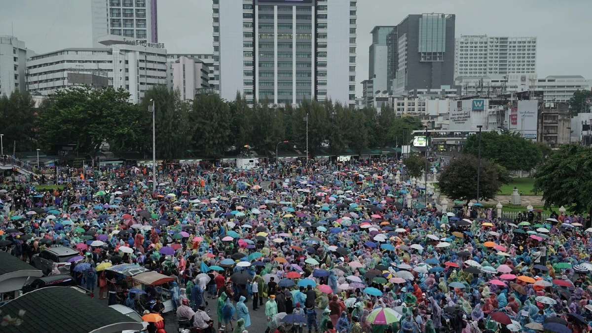 ภาพมุมสูง "กลุ่มราษฎร" ปักหลักชุมนุมที่อนุสาวรีย์ชัยฯ