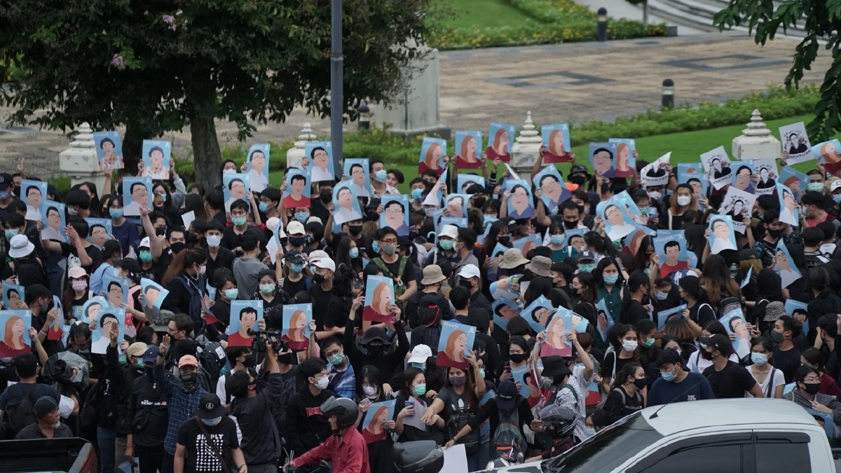 ภาพมุมสูง "กลุ่มราษฎร" ปักหลักชุมนุมที่อนุสาวรีย์ชัยฯ