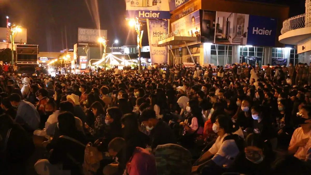 ม็อบขอนแก่นชู 3 นิ้วตะโกนลั่นศักดินาจงพินาศประชาราษฎร์จงเจริญ 