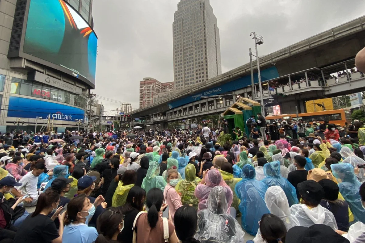 ม็อบพรึ่บ "แยกอโศก" ชุมนุมไล่ประยุทธ์