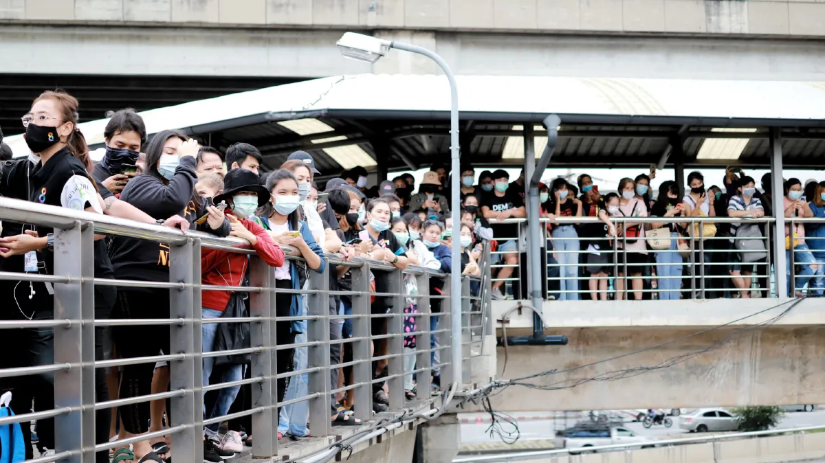 มาตามนัด!มวลชนกว่า1พันคนไล่นายกฯกระหึ่มฟิวเจอร์พาร์ครังสิต