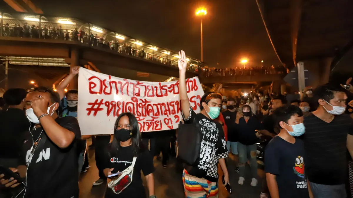 ม็อบปิดถนนหน้าฟิวเจอร์ปาร์ครังสิตเรียกร้อง"บิ๊กตู่"ลาออกสลายตัวแล้ว