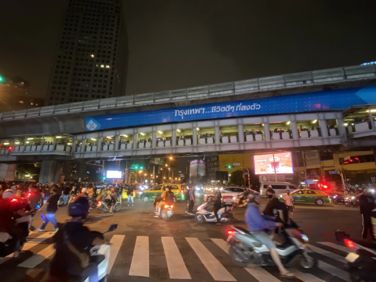 "ม็อบราษฎร"ประกาศยุติการชุมนุมที่แยกอโศกแล้ว