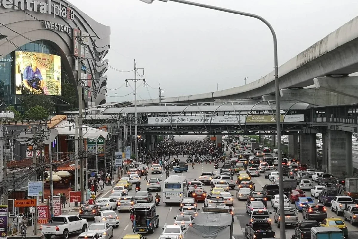 กลุ่มราษฎรรวมตัวชุมนุมใกล้สามแยกบางใหญ่