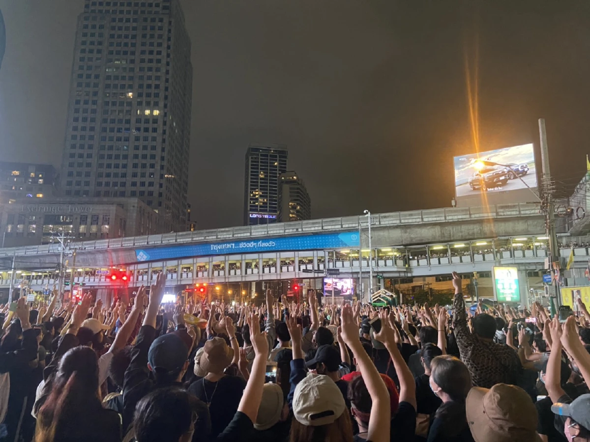 "ม็อบราษฎร"ประกาศยุติการชุมนุมที่แยกอโศกแล้ว