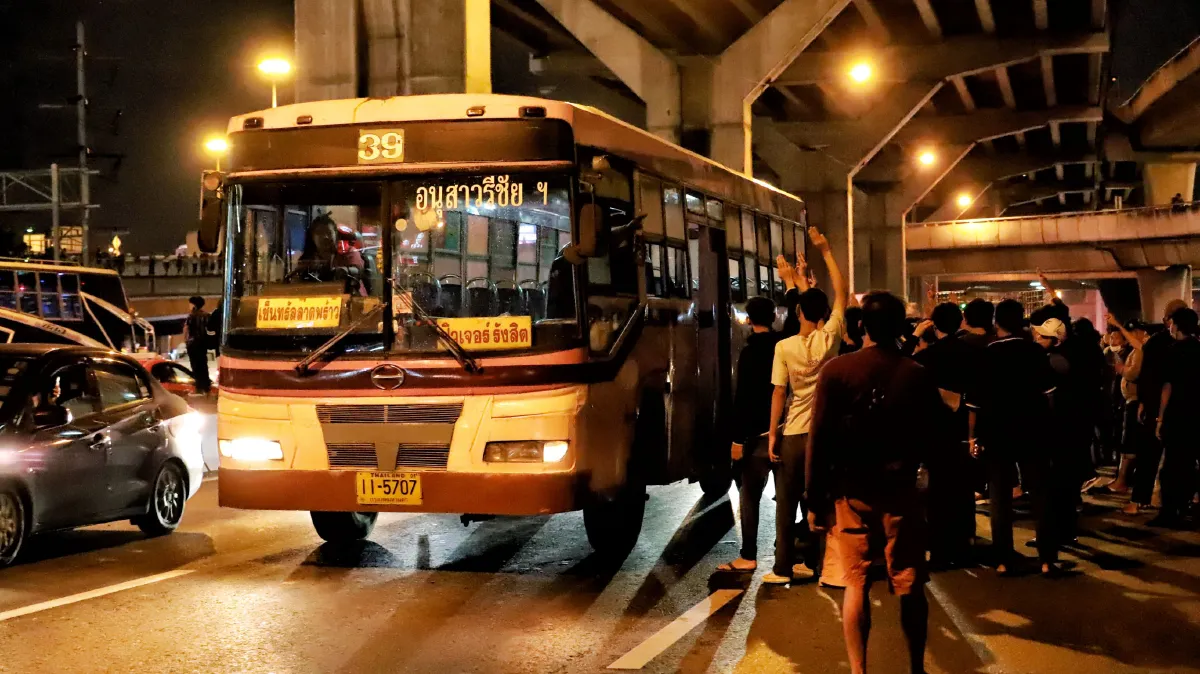 ม็อบปิดถนนหน้าฟิวเจอร์ปาร์ครังสิตเรียกร้อง"บิ๊กตู่"ลาออกสลายตัวแล้ว