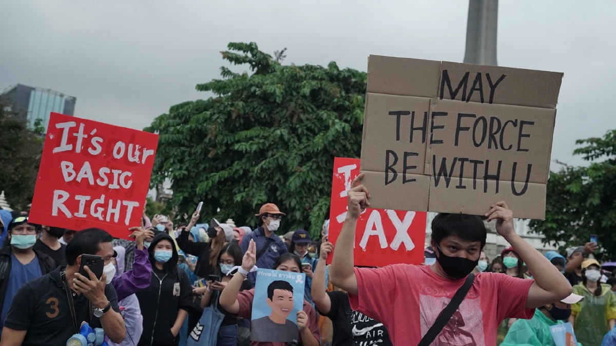 ภาพมุมสูง "กลุ่มราษฎร" ปักหลักชุมนุมที่อนุสาวรีย์ชัยฯ