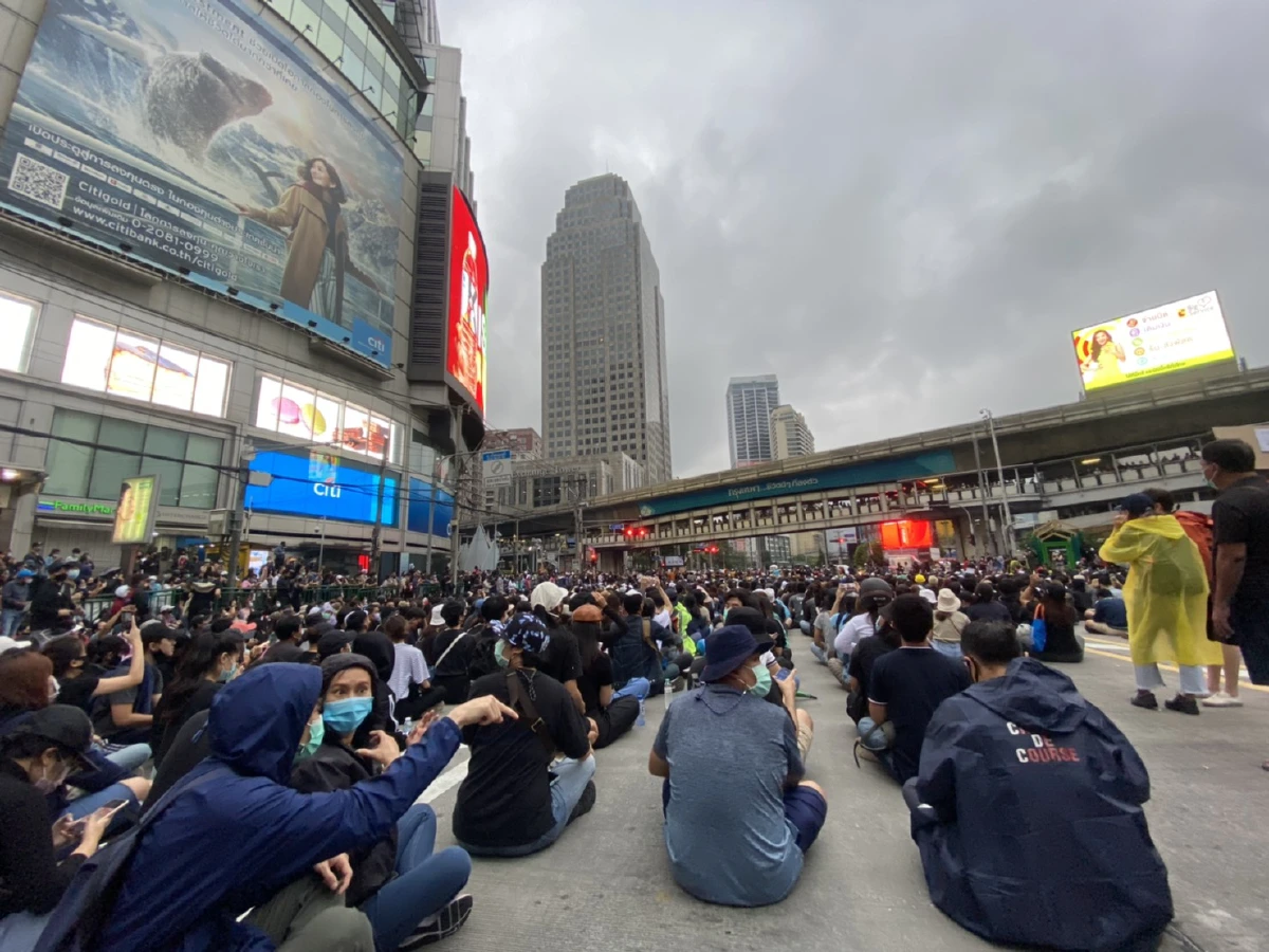 ม็อบพรึ่บ "แยกอโศก" ชุมนุมไล่ประยุทธ์