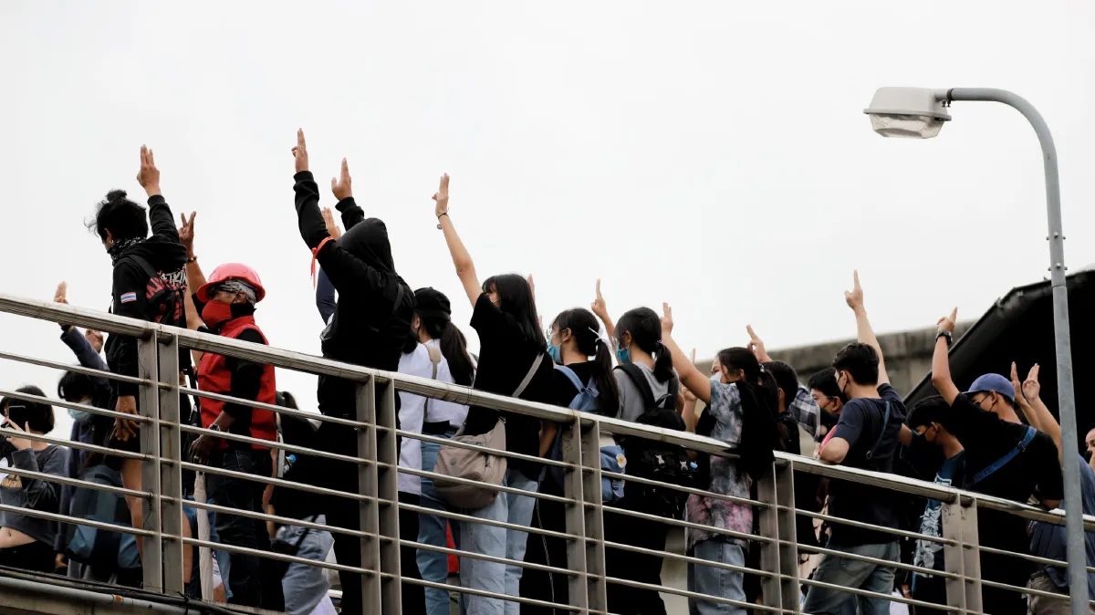 มาตามนัด!มวลชนกว่า1พันคนไล่นายกฯกระหึ่มฟิวเจอร์พาร์ครังสิต