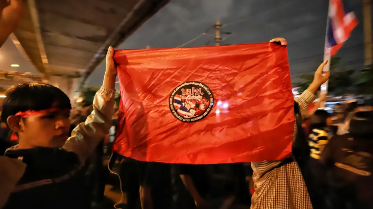 ม็อบปิดถนนหน้าฟิวเจอร์ปาร์ครังสิตเรียกร้อง"บิ๊กตู่"ลาออกสลายตัวแล้ว