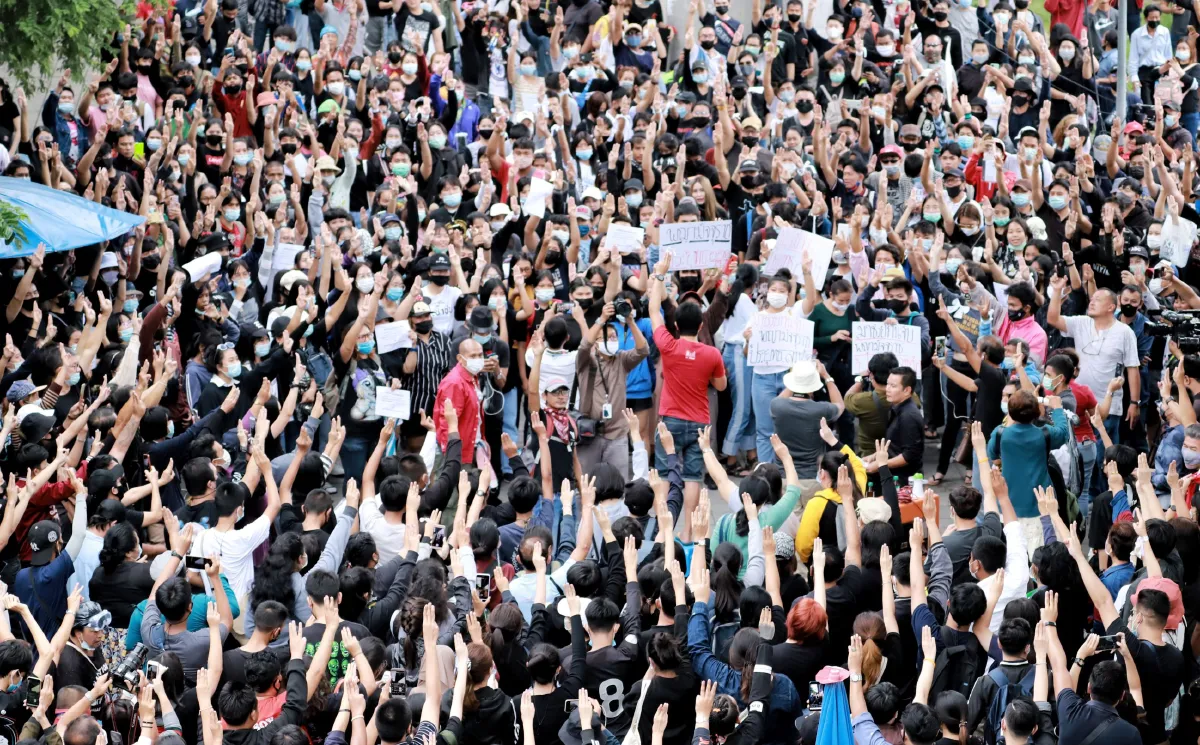 มาตามนัด!มวลชนกว่า1พันคนไล่นายกฯกระหึ่มฟิวเจอร์พาร์ครังสิต