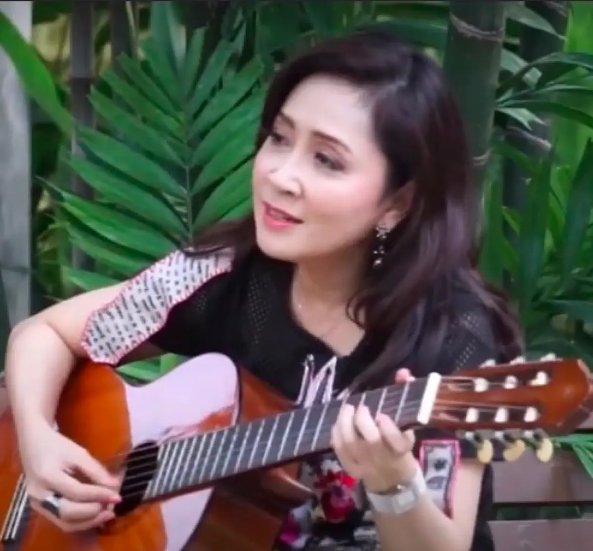 "กวาง กมลชนก-น็อต นุติ” แท็คทีมพากันเล่นกีต้าร์-ร้องเพลง "เพื่อมวลชน" ไม่สนับสนุนความรุนแรง