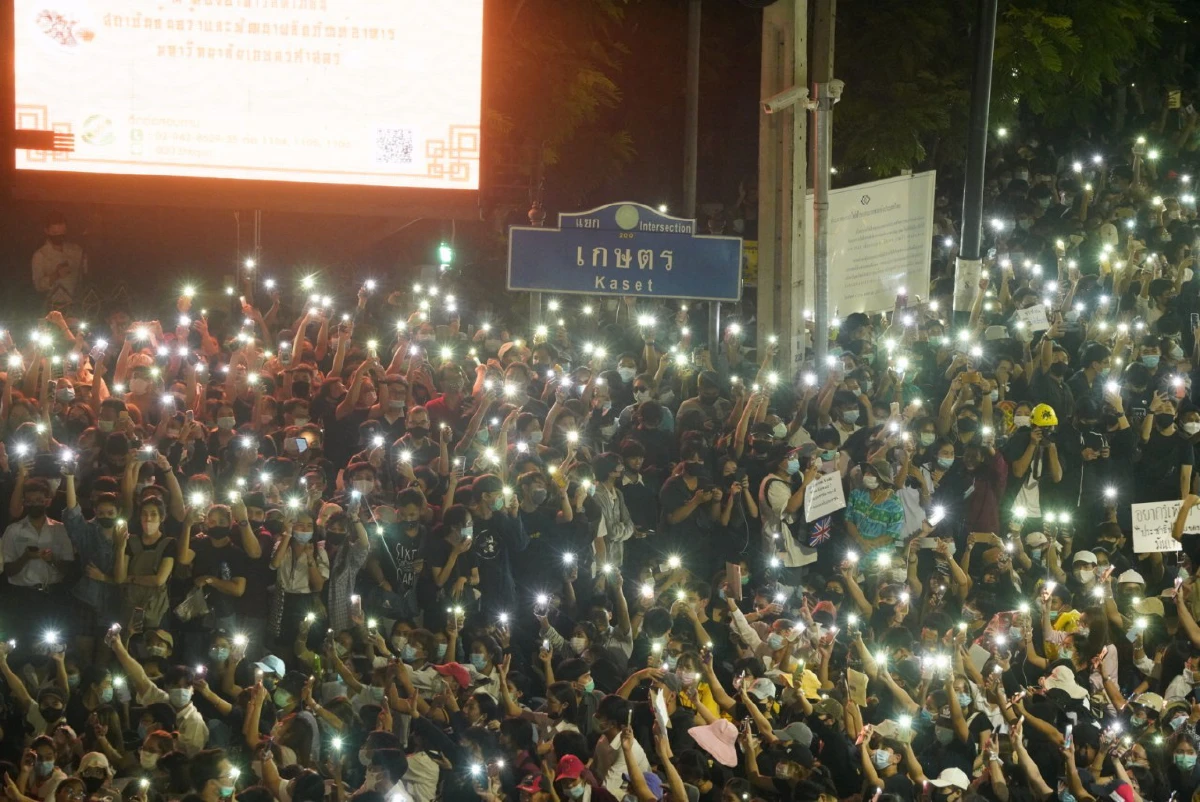 ม็อบแยกเกษตรร่วมเปิดไฟไล่ "เผด็จการ" ก่อนประกาศยุติชุมนุม