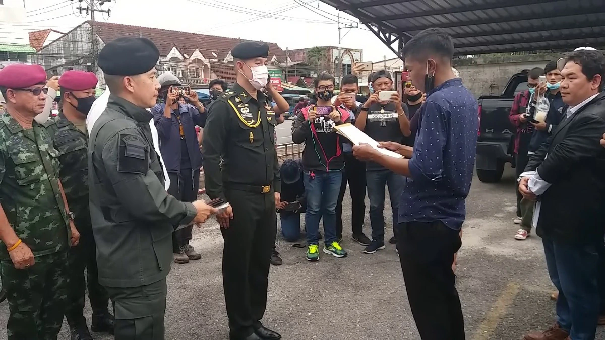 นร.ยื่นหนังสือถึงผบ.ทบ.-มทภ.4ค้านใช้ความรุนแรงกับผู้ชุมนุม