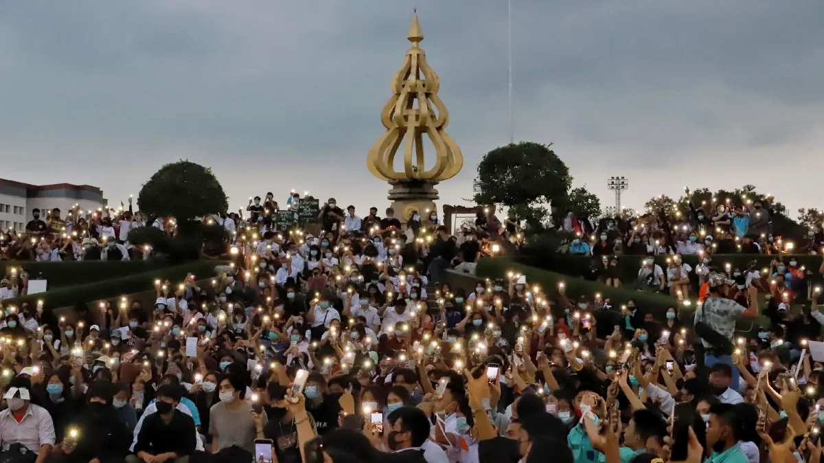 นศ.ราชมงคลธัญบุรีชุมนุมชู3นิ้วเรียกร้อง 3 ข้อเต็มลานบัวเหล็ก