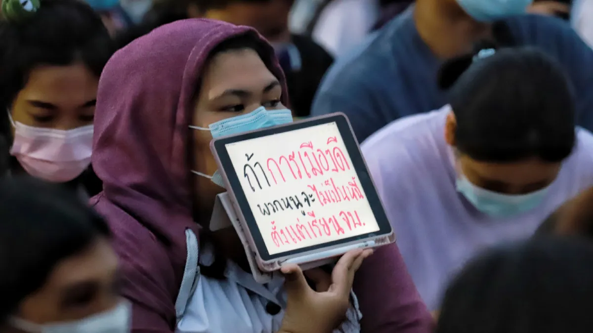 นศ.ราชมงคลธัญบุรีชุมนุมชู3นิ้วเรียกร้อง 3 ข้อเต็มลานบัวเหล็ก