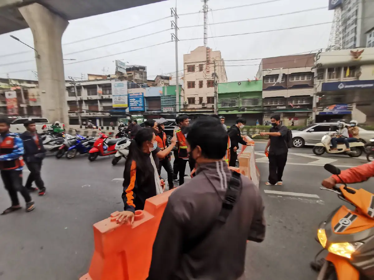 "จ่านิว" นำปราศรัยแยกเกษตร มวลชนเริ่มแน่น