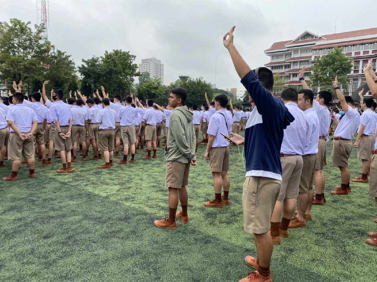 นร.เทพศิรินทร์ชูสามนิ้วขณะร้องเพลงชาติต้านตร.สลายการชุมนุมรุนแรง