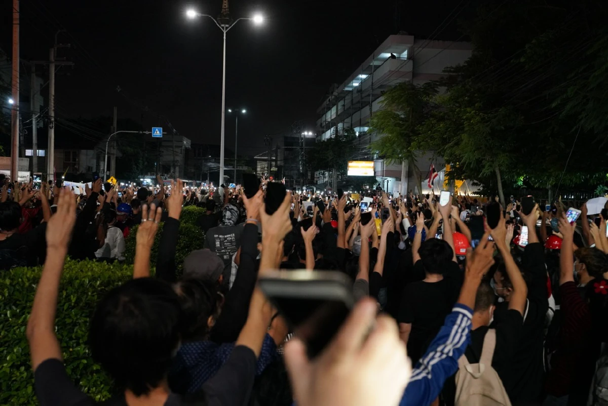 "ม็อบนนทบุรี"ยุติชุมนุมแล้ว หลังเคลื่อนขบวนจี้ตร.รับผิดชอบจับแกนนำ