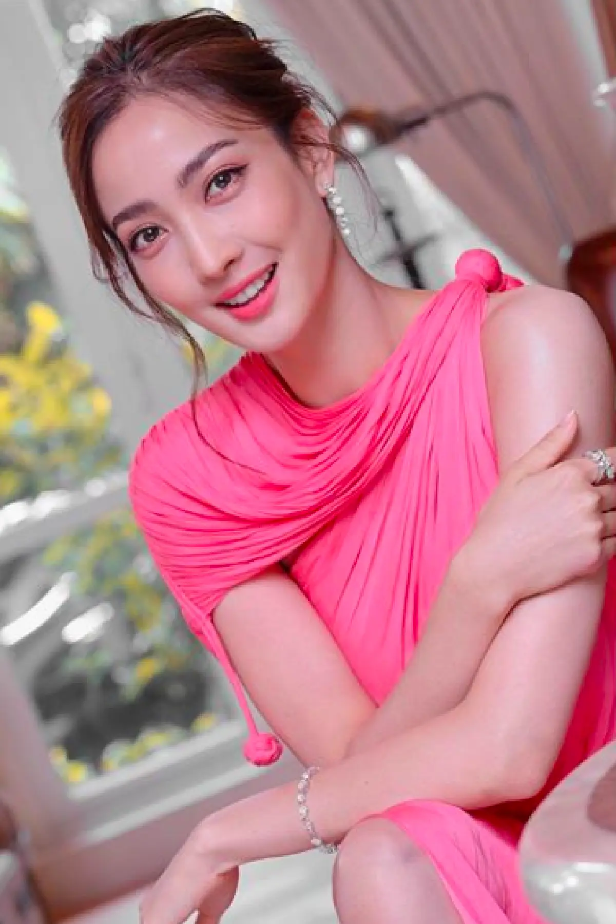 "แต้ว ณฐพร" แจงดราม่าถือหนังสืออดีตผู้ต้องหา ม.112 พร้อมข้อความชัด "มันทำร้ายเราได้แค่นี้แหละ"