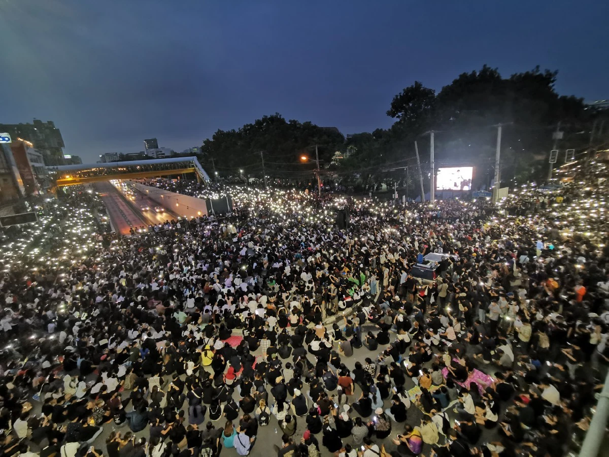 ม็อบแยกเกษตรร่วมเปิดไฟไล่ "เผด็จการ" ก่อนประกาศยุติชุมนุม
