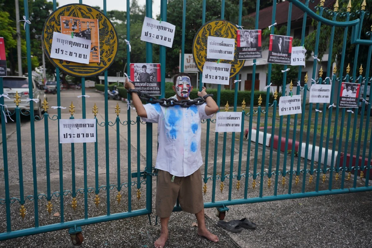 ม็อบปูเสื่อกินลาบจี้ปล่อยตัวเพื่อนที่ถูกจับหน้าเรือนจำพิเศษกรุงเทพ