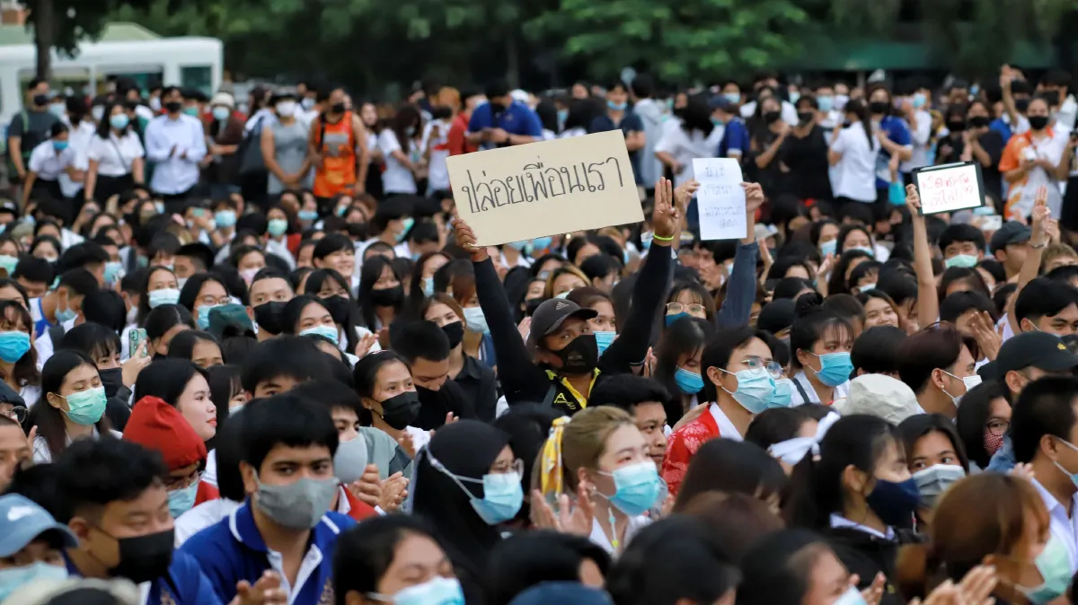 นศ.ราชมงคลธัญบุรีชุมนุมชู3นิ้วเรียกร้อง 3 ข้อเต็มลานบัวเหล็ก