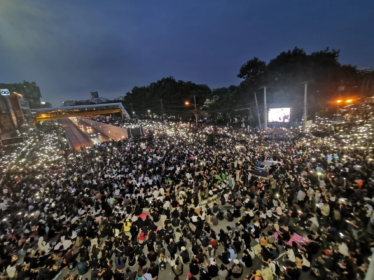 ม็อบแยกเกษตรร่วมเปิดไฟไล่ "เผด็จการ" ก่อนประกาศยุติชุมนุม