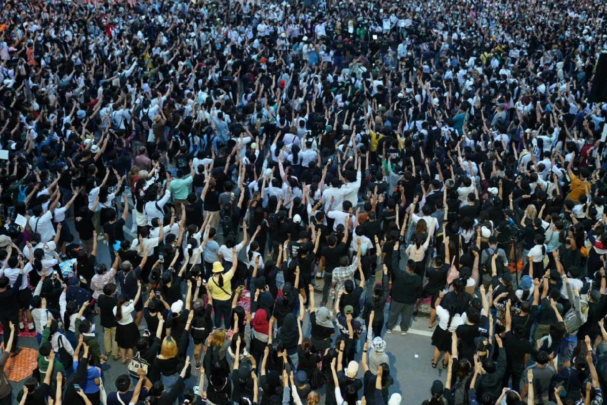 ม็อบแยกเกษตรร่วมเปิดไฟไล่ "เผด็จการ" ก่อนประกาศยุติชุมนุม