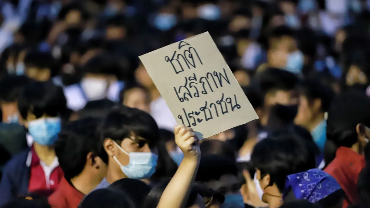 นศ.ราชมงคลธัญบุรีชุมนุมชู3นิ้วเรียกร้อง 3 ข้อเต็มลานบัวเหล็ก