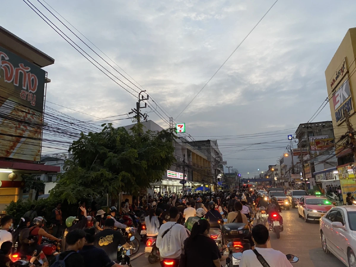 ม็อบจากMRTสธ. เคลื่อนขบวนไปหน้าสภ.เมืองนนทบุรี