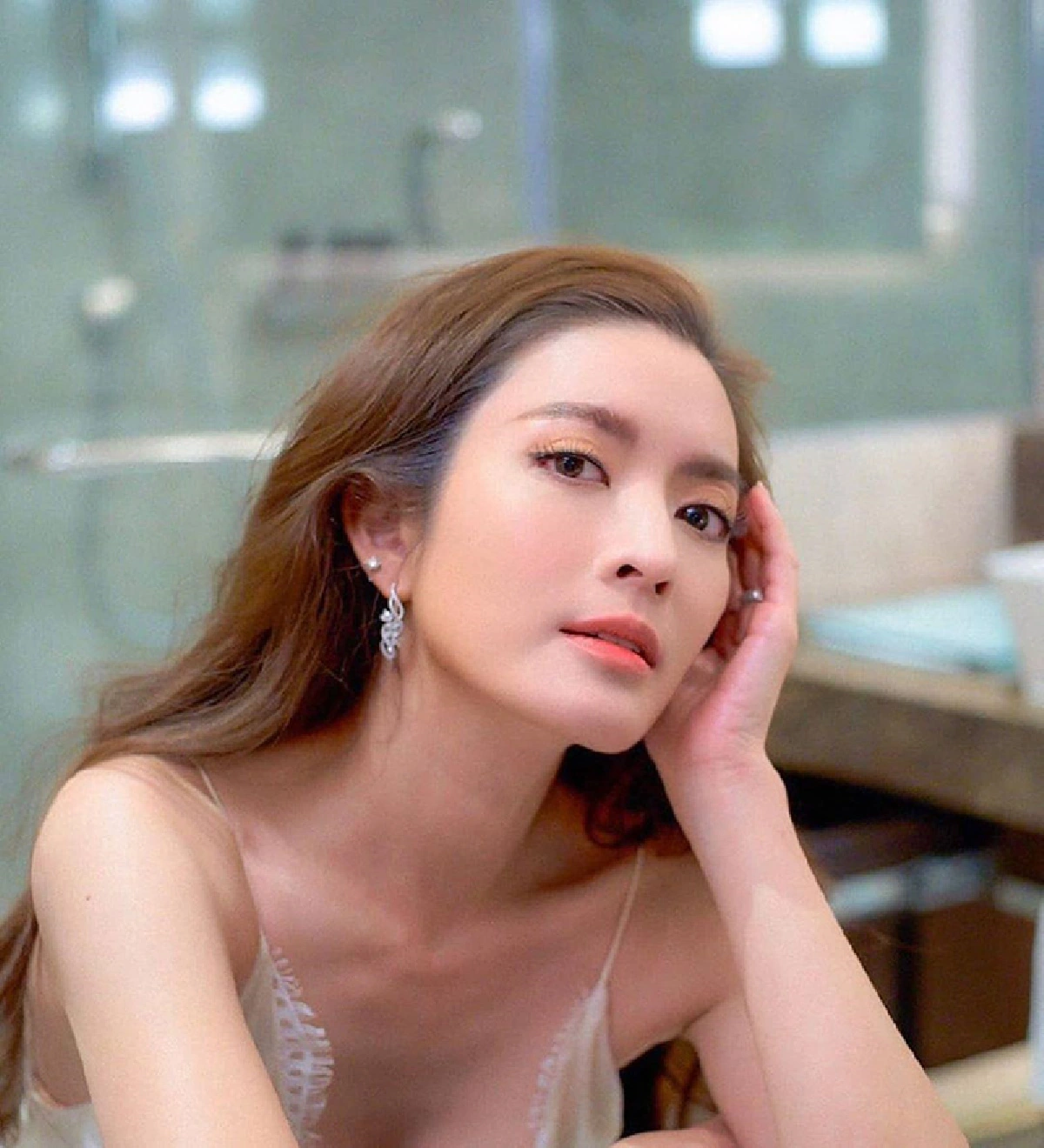 “แอฟ ทักษอร” โพสต์สตอรี่แบบมีนัยเตือนสติคนไทย บางทีเราคิดไม่เหมือนกัน