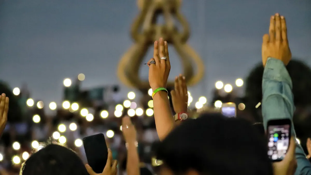 นศ.ราชมงคลธัญบุรีชุมนุมชู3นิ้วเรียกร้อง 3 ข้อเต็มลานบัวเหล็ก