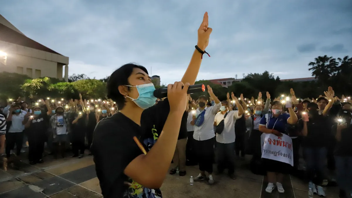 นศ.ราชมงคลธัญบุรีชุมนุมชู3นิ้วเรียกร้อง 3 ข้อเต็มลานบัวเหล็ก