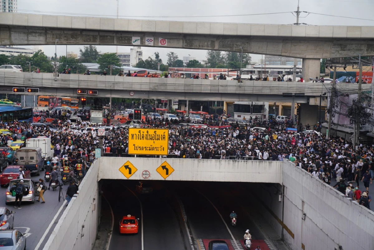 "จ่านิว" นำปราศรัยแยกเกษตร มวลชนเริ่มแน่น