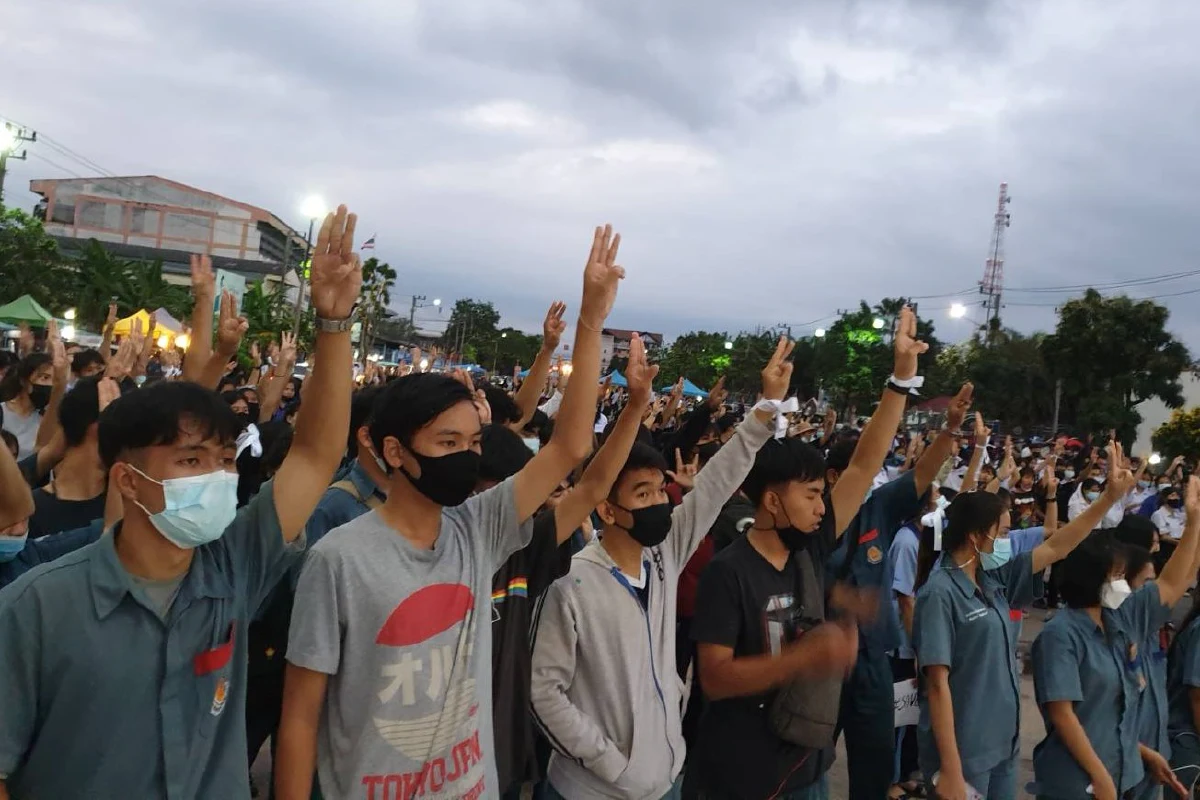 นักเรียน-นศ.กว่า500คนมากันทั้งเครื่องแบบไล่"ลุงตู่"