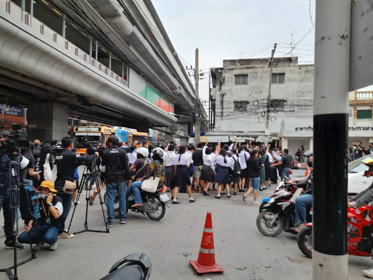  ม็อบพรึบ! MRT กระทรวงสาธารณสุขผู้ชุมนุมมาตามนัด