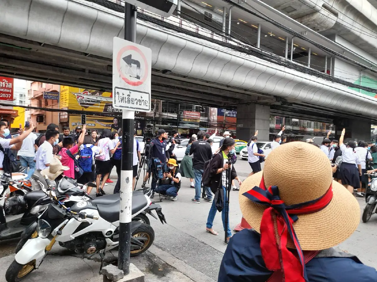  ม็อบพรึบ! MRT กระทรวงสาธารณสุขผู้ชุมนุมมาตามนัด