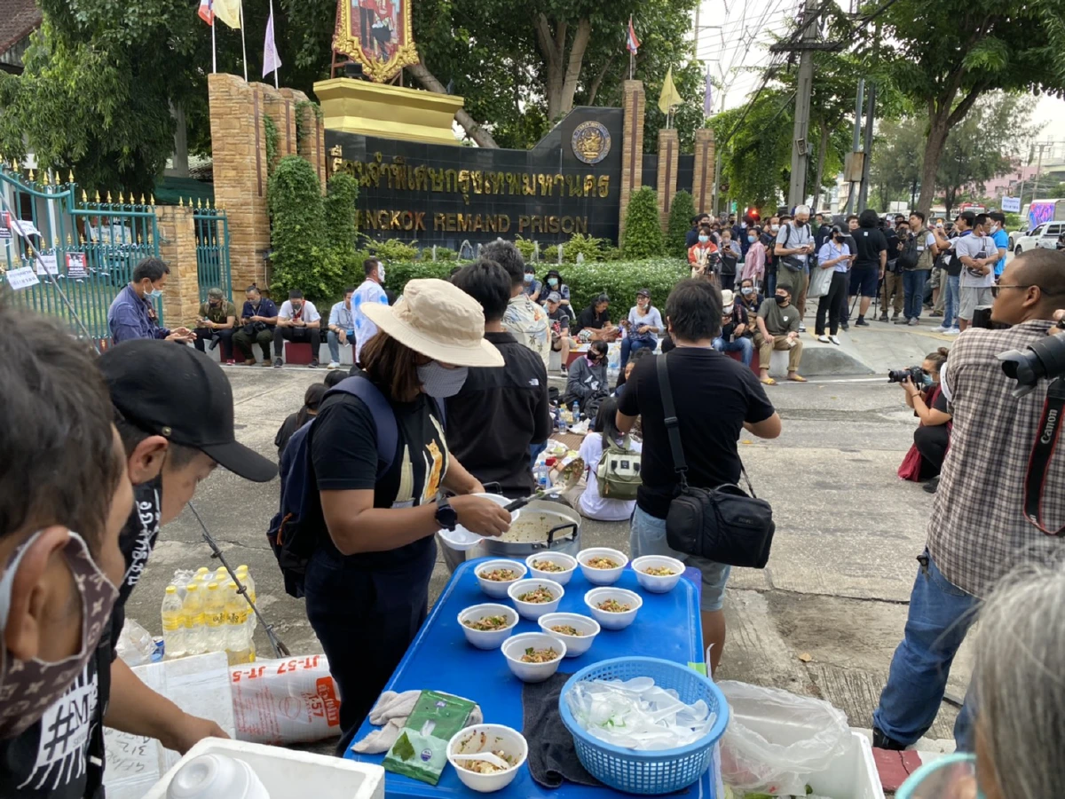 ม็อบปูเสื่อกินลาบจี้ปล่อยตัวเพื่อนที่ถูกจับหน้าเรือนจำพิเศษกรุงเทพ