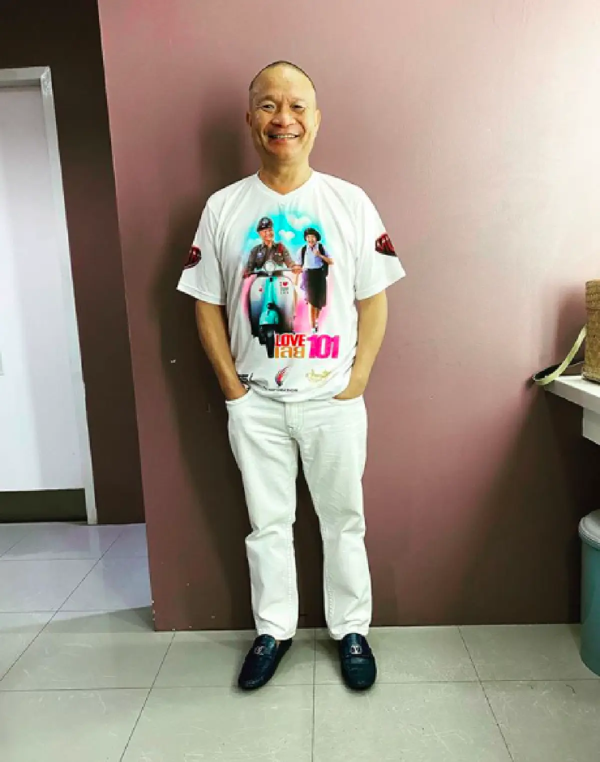 “หม่ำ จ๊กมก” แสดงจุดยืนชัดเจน! โพสต์ภาพ 3 ขีดเคียงข้างม็อบ งานนี้แต่ละคอมเมนต์ฮาหนักมาก