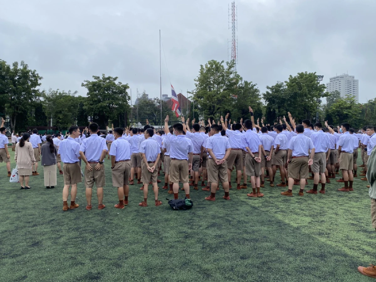 นร.เทพศิรินทร์ชูสามนิ้วขณะร้องเพลงชาติต้านตร.สลายการชุมนุมรุนแรง