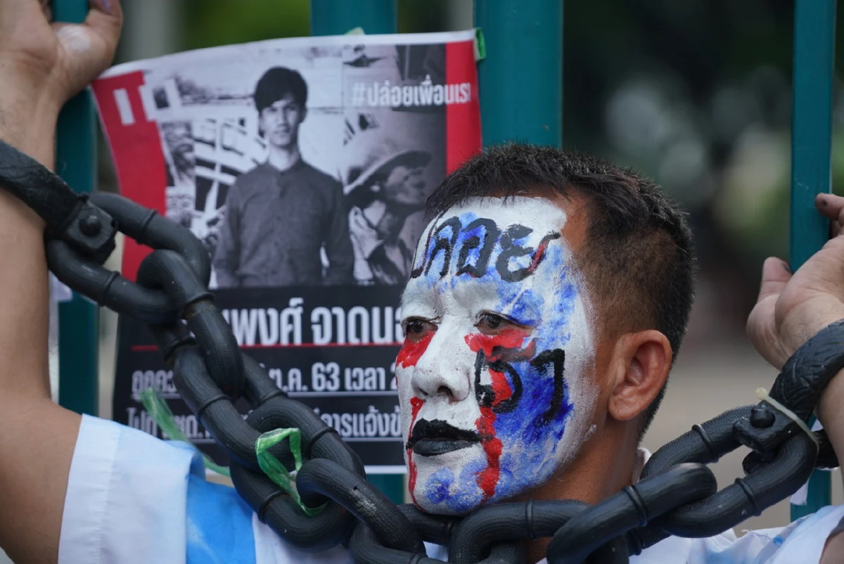 ม็อบปูเสื่อกินลาบจี้ปล่อยตัวเพื่อนที่ถูกจับหน้าเรือนจำพิเศษกรุงเทพ