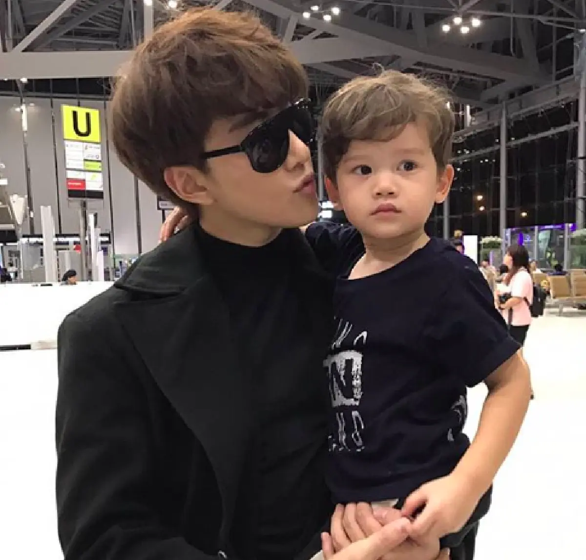 "ไมค์ พิรัชต์" เผยช่วงเวลาแห่งความสุขกับ "น้องแม็กซ์เวลล์" ติดพ่อมากจนขอให้อุ้มทั้งวัน