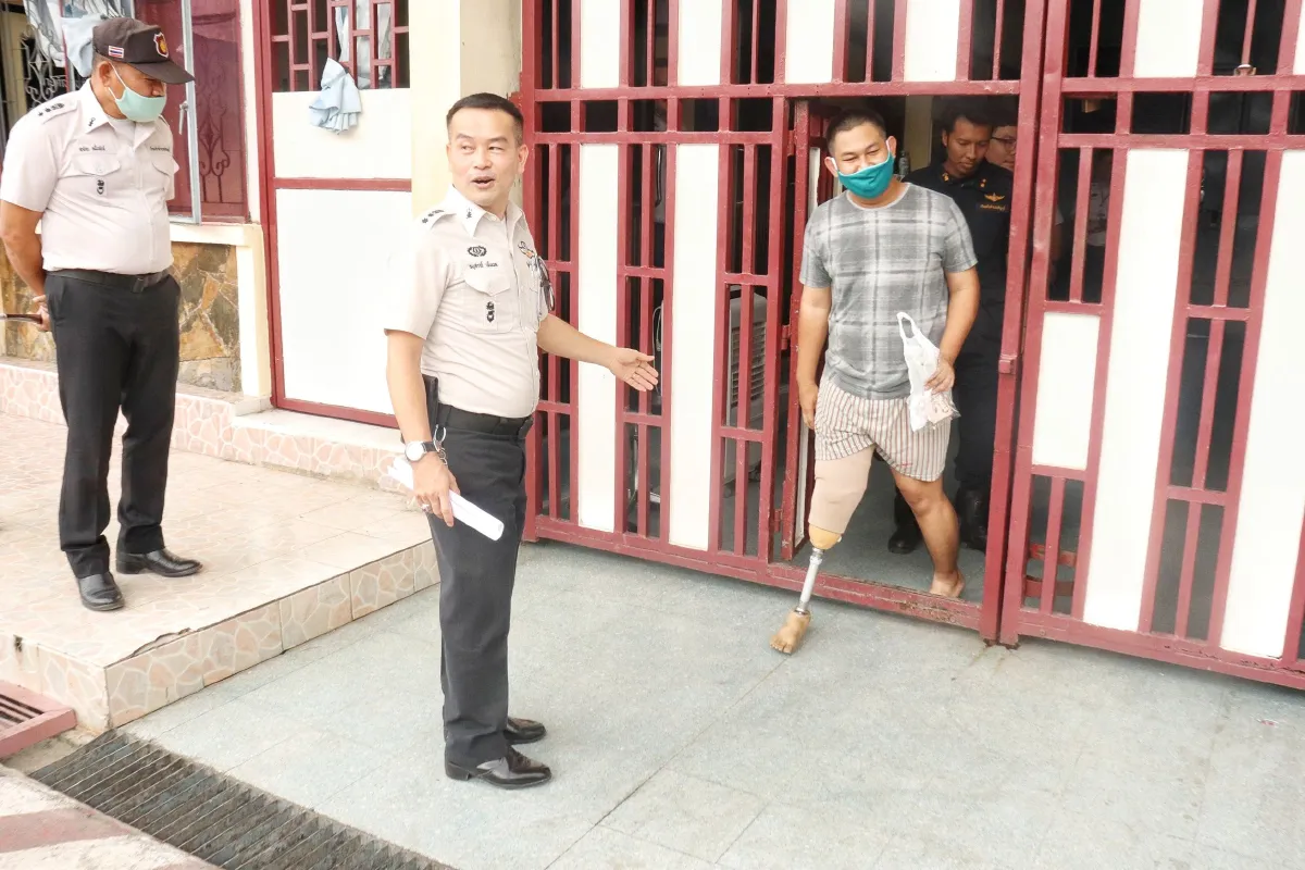 "รุ้ง-เพนกวิน"โดนอายัดตัวส่งตชด.ภาค 1 หลังศาลให้ประกัน